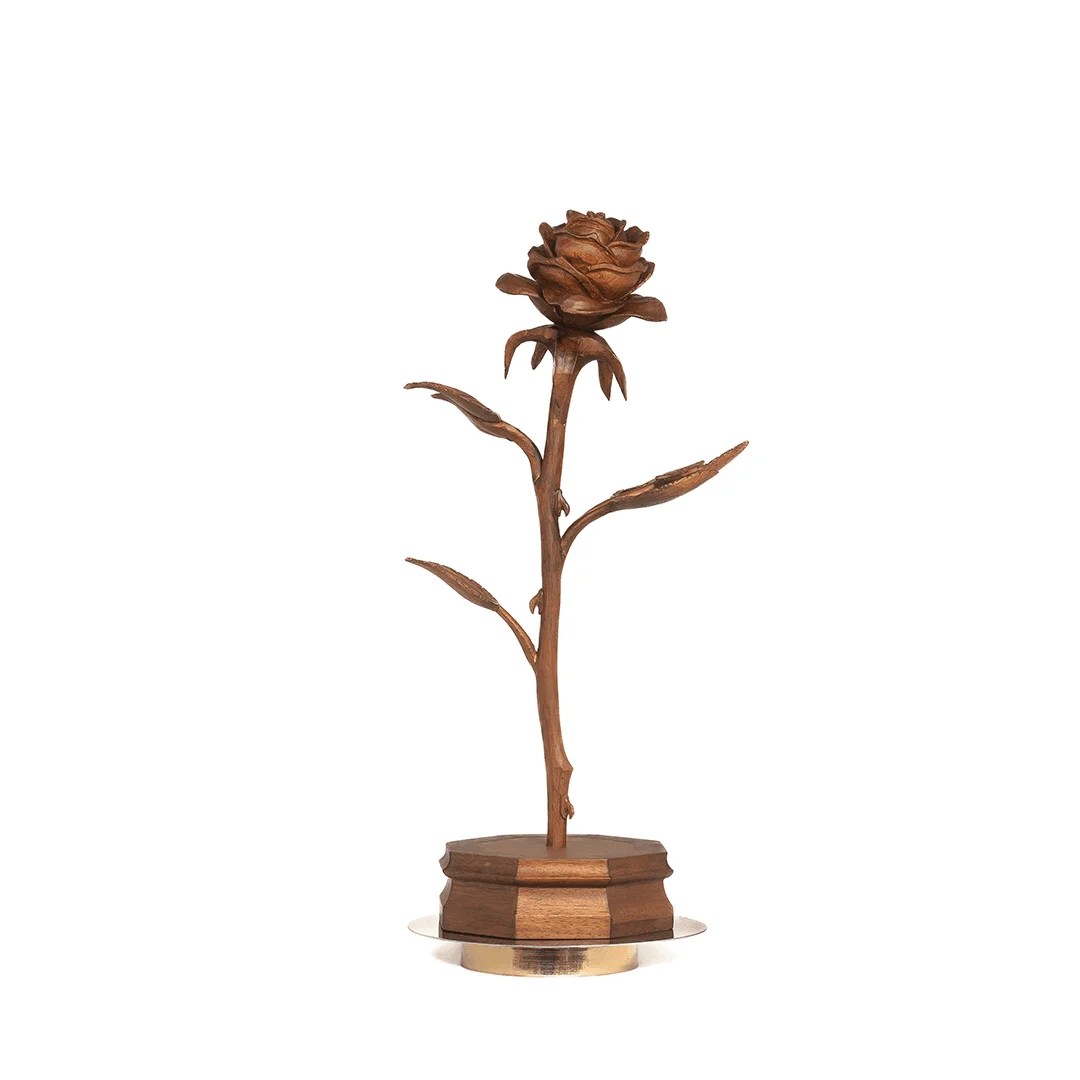 Rosa Tallada a Mano en Cedro Rosado (Altura 35 cm Ancho 8 cm )