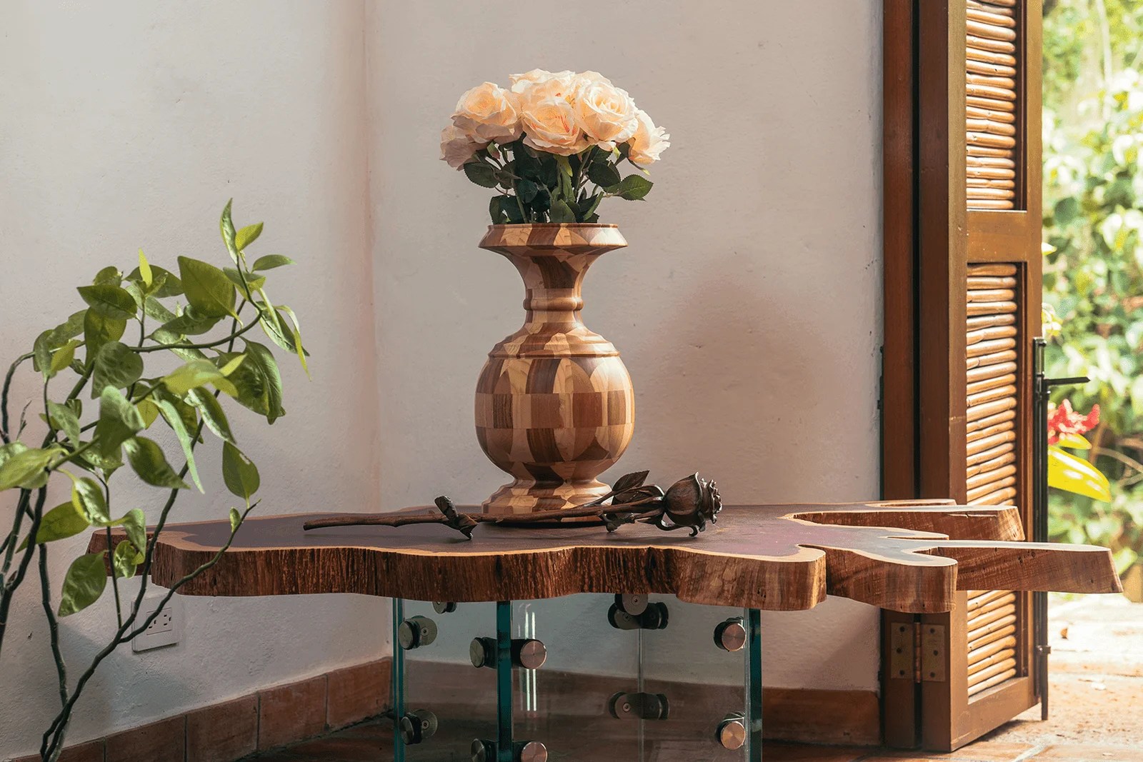 Mesa de Centro de Madera Restaurada (150 cm x 140 cm x 45 cm.)