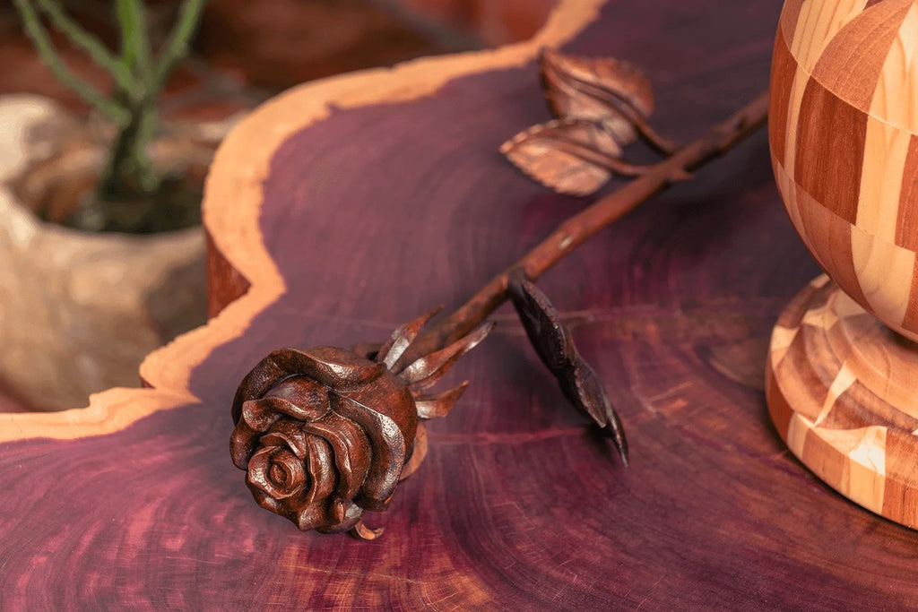 Rosa Tallada a Mano en Cedro Rosado (Altura 35 cm Ancho 8 cm )
