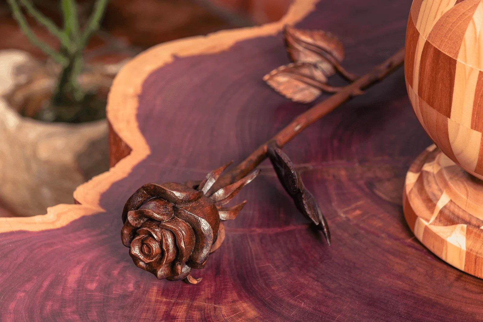 Rosa Tallada a Mano en Cedro Rosado (Altura 35 cm Ancho 8 cm )